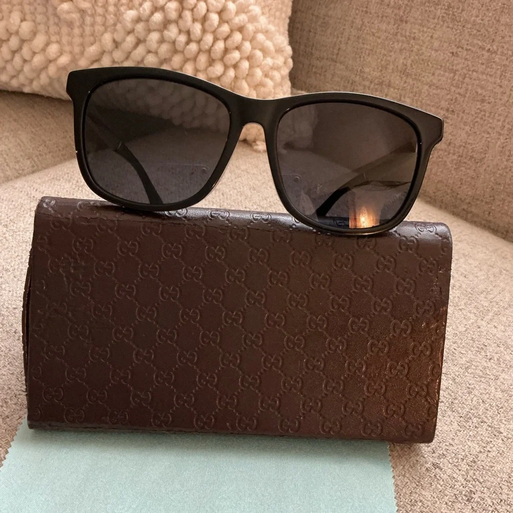 Gucci Black Wayfarer Sunglasses Timeless Design - Picture 3 of 10